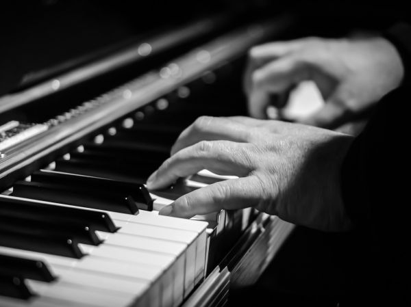 Piano-Stock-Photo-V_crop_876_657