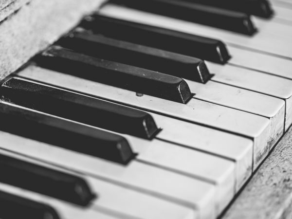 Piano-Stock-Photo-IV_crop_823_617